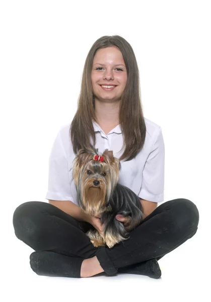 Unga yorkshire terrier och tonåring — Stockfoto