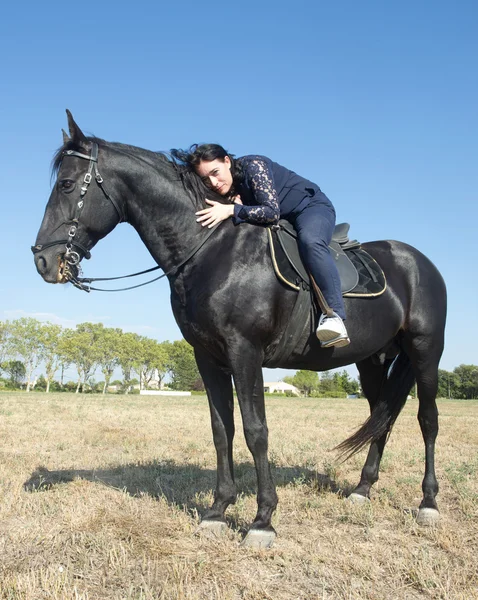 Giovane ragazza equitazione — Foto Stock