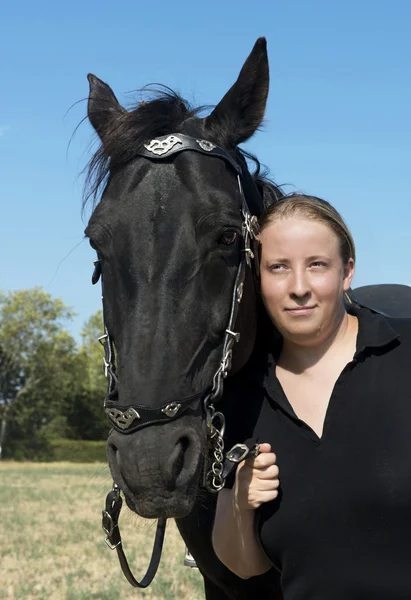 Jonge paardrijden meisje — Stockfoto