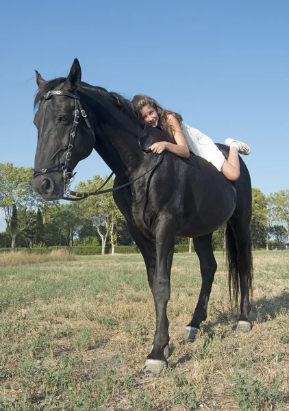 Giovane ragazza equitazione — Foto Stock