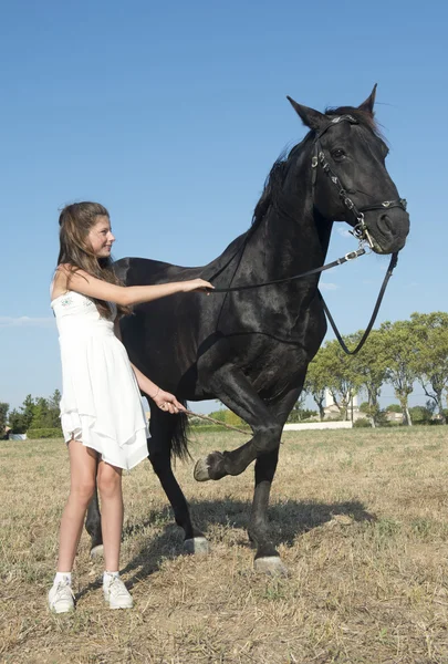 Jeune fille d'équitation — Photo