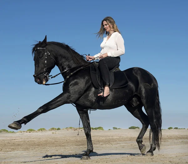 Rider kvinna på stranden — Stockfoto