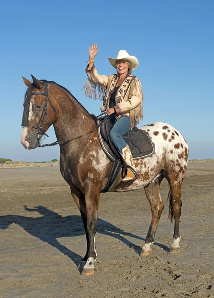 Cowgirl na appaloosa horse — Zdjęcie stockowe