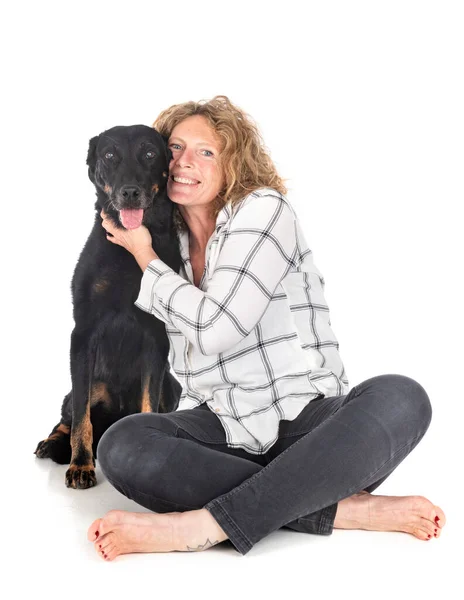 Gammal Beauceron Och Kvinna Framför Vit Bakgrund — Stockfoto