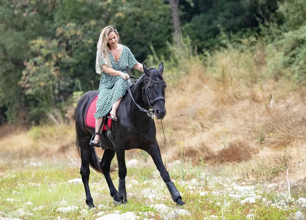 Chica Montando Están Caminando Con Caballo Negro — Foto de Stock