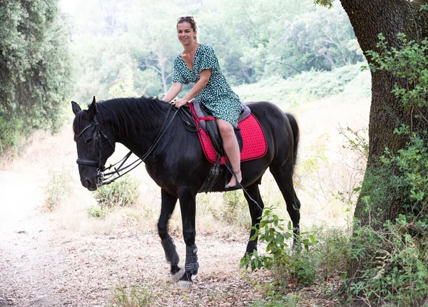 Chica Montando Están Caminando Con Caballo Negro — Foto de Stock