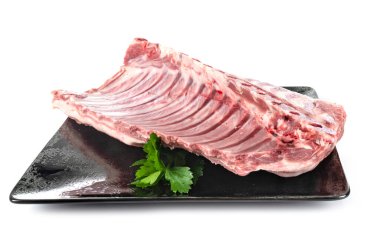 beyaz arkaplan önünde kuzu askısı