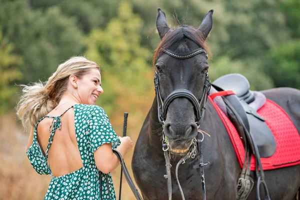 Koni Dívka Jsou Chůze Svým Černým Koněm — Stock fotografie