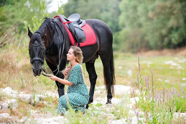 Chica Montando Están Caminando Con Caballo Negro —  Fotos de Stock