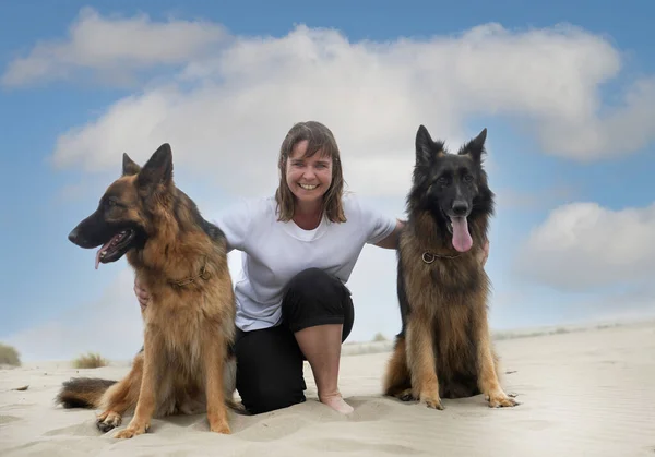 Frau Und Schäferhunde Bleiben Strand — Stockfoto