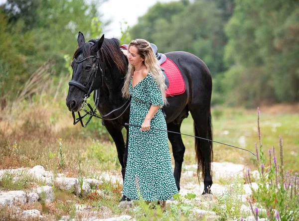 Equitazione Ragazza Sono Piedi Con Suo Cavallo Nero — Foto Stock
