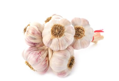 Beyaz arka planda bir demet sarımsak