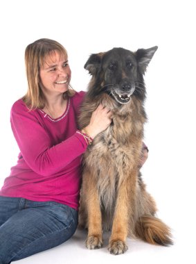 Beyaz arka planda yaşlı Alman çoban ve kadın.