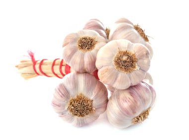 Beyaz arka planda bir demet sarımsak