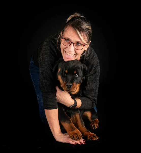 Rottweiler Razza Donna Davanti Sfondo Nero — Foto Stock