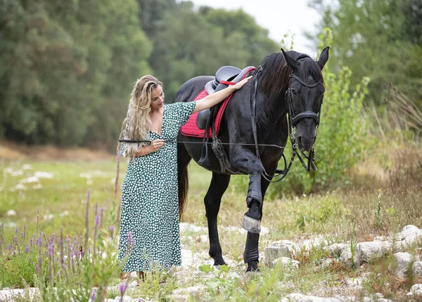 Chica Montando Están Caminando Con Caballo Negro —  Fotos de Stock