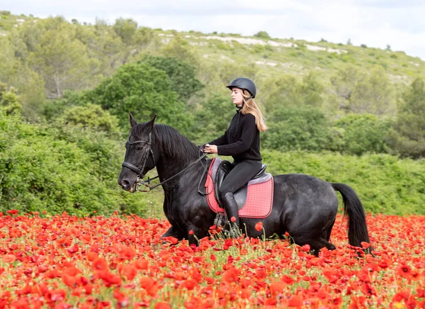 Equitação Menina Estão Treinando Ela Preto Cavalo — Fotografia de Stock