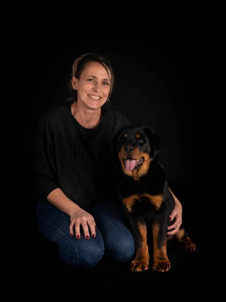 Reinrassige Rottweiler Und Frau Vor Schwarzem Hintergrund — Stockfoto