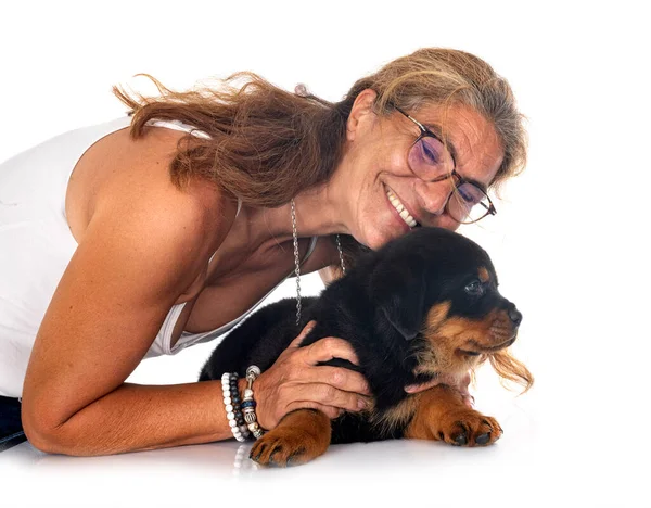 Perrito Rottweiler Mujer Frente Fondo Blanco —  Fotos de Stock