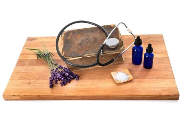 Beyaz arkaplan önünde antik İncil