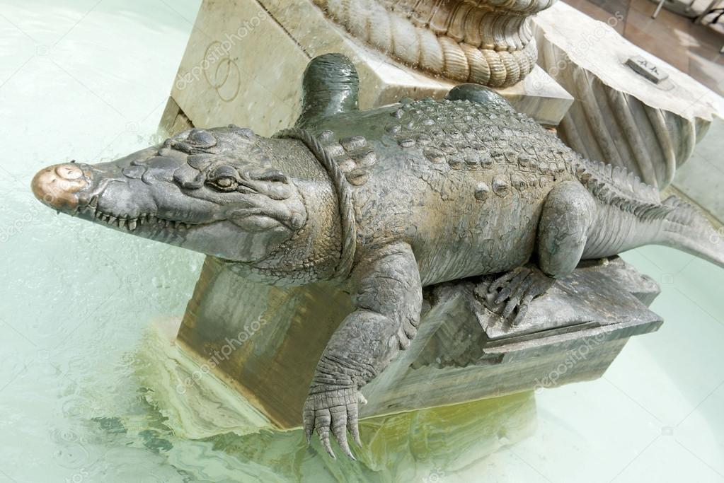 crocodile statue in Nimes