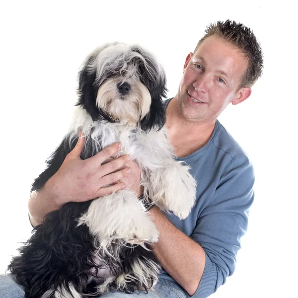 Mann und Tibet Terrier — Stockfoto