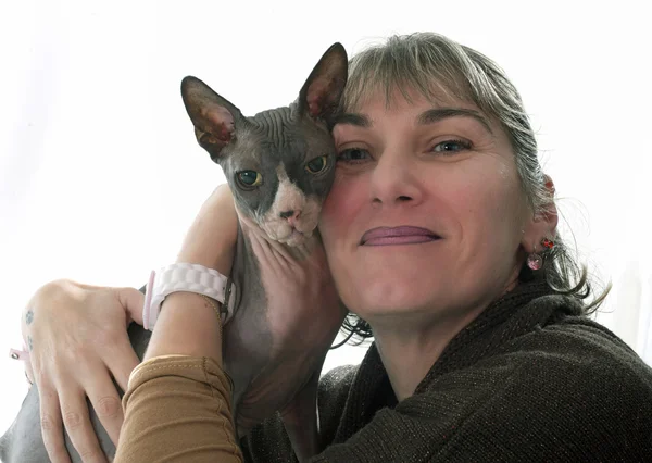 Sphynx Chat et femme sans poils — Photo