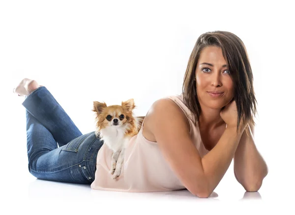 Junge Frau und Chihuahua — Stockfoto