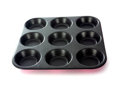 Beyaz arkaplan önünde kek tavası