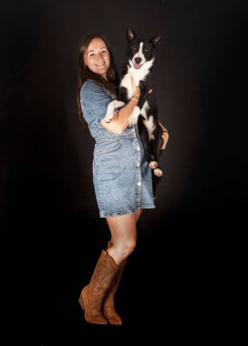 beyaz arka plan önünde köpek sınır collie ve kadın