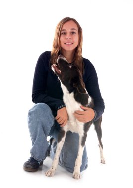 Genç sınır çoban köpeği ve beyaz arka planda sahibi