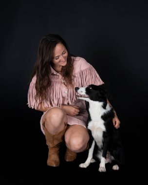 beyaz arka plan önünde köpek sınır collie ve kadın