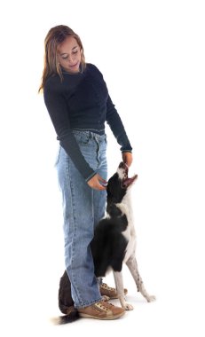 Genç sınır çoban köpeği ve beyaz arka planda sahibi