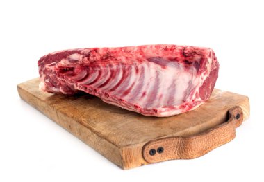 beyaz arkaplan önünde kuzu askısı