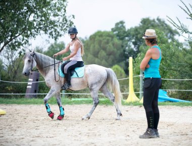 Binicilik kız Genç at eğitim