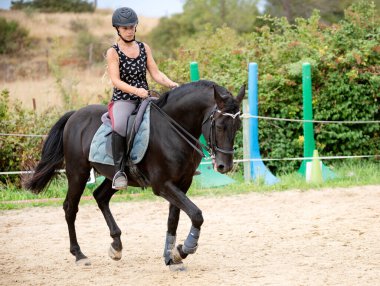 Binicilik kız Genç at eğitim
