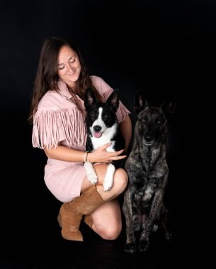 Dutch Shepherd, Sınır Çobanı ve beyaz arka plandaki kadın