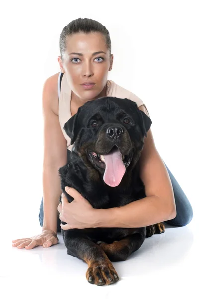 Jonge vrouw en rottweiler — Stockfoto