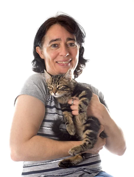 Vrouw en kitten — Stockfoto