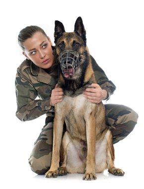 kadın asker ve malinois