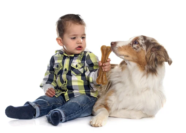 Menino e cachorro — Fotografia de Stock