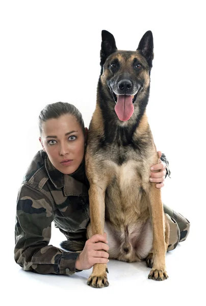 Mulher soldado e malinois — Fotografia de Stock