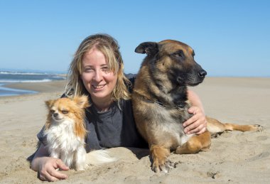 kız ve köpek sahilde
