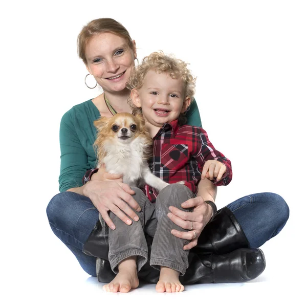Malý chlapec, pes a matka — Stock fotografie