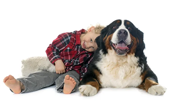 Pequeño niño y perro — Foto de Stock