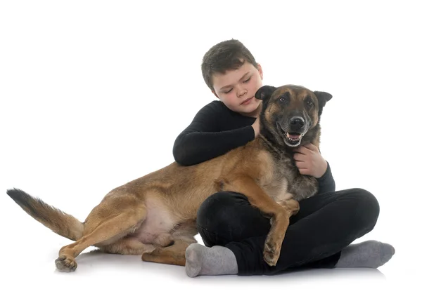 Jeune adolescent et malinois — Photo