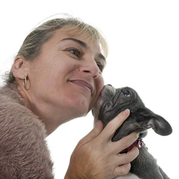 Frau küsst Bulldogge — Stockfoto