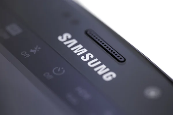 Brasov, Rumunia 15 marca 2016: Zdjęcie detal Samsung Galaxy S7 przeciwko białym. Samsung S7 jest nowej generacji smartphone firmy Samsung. Samsung S7 jest inteligentny telefon z ekranem dotykowym multi. — Zdjęcie stockowe