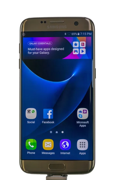 Zrenjanin, Servië, 15 maart 2016: Foto van Samsung Galaxy S7 Edge tegen wit. Samsung S7 Edge is een nieuwe generatie smartphone van Samsung. De S7 Edge van Samsung is een slimme telefoon met multi touchscreen. — Stockfoto