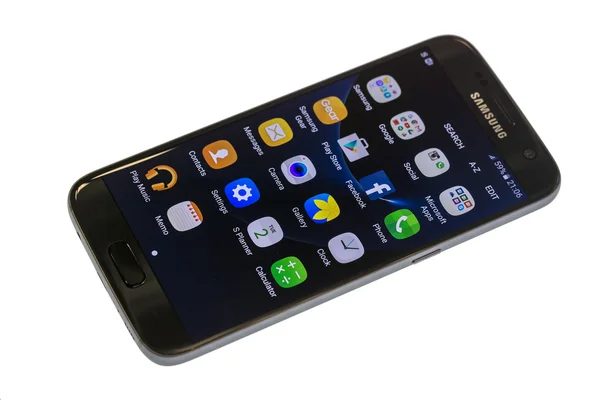 15 березня 2016 Зренянін, Сербія: Фото з Samsung Galaxy S7 проти білого. Samsung S7 є нового покоління смартфонів від Samsung. Samsung S7 є смарт-телефон з Мульти-сенсорний екран. — стокове фото